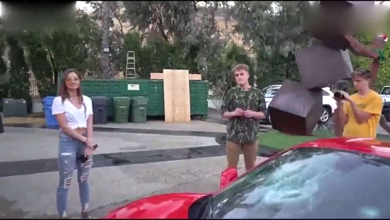 法拉利跑车的挡风玻璃结实吗，小伙跳上去之后瞬间哭惨了！