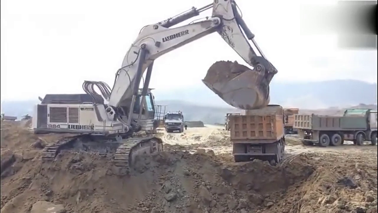 油耗一天一辆宝马！再大的卡车，这样的挖掘机一铲必满