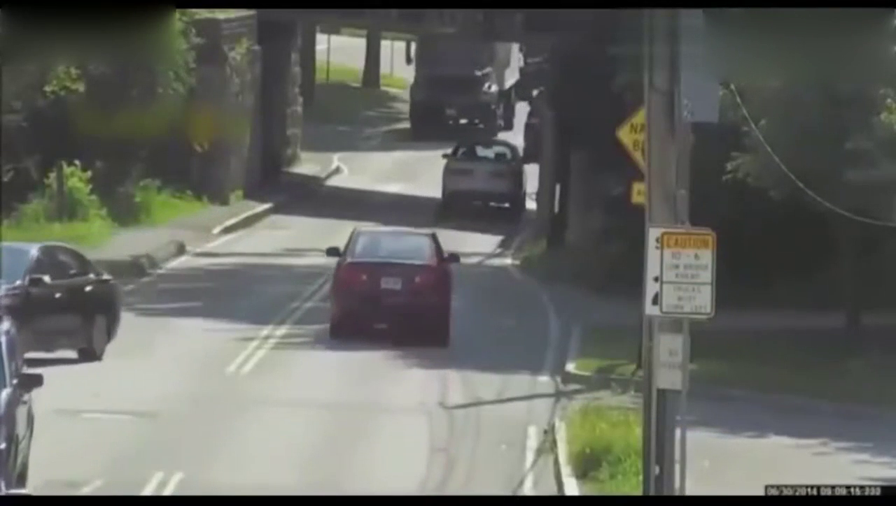 那些卡车司机在车头翘起的一瞬间！估计也是懵了！