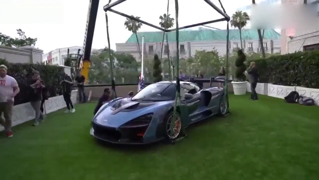 那辆跑车不知道弄上楼顶的，现在看看它是如何下来的