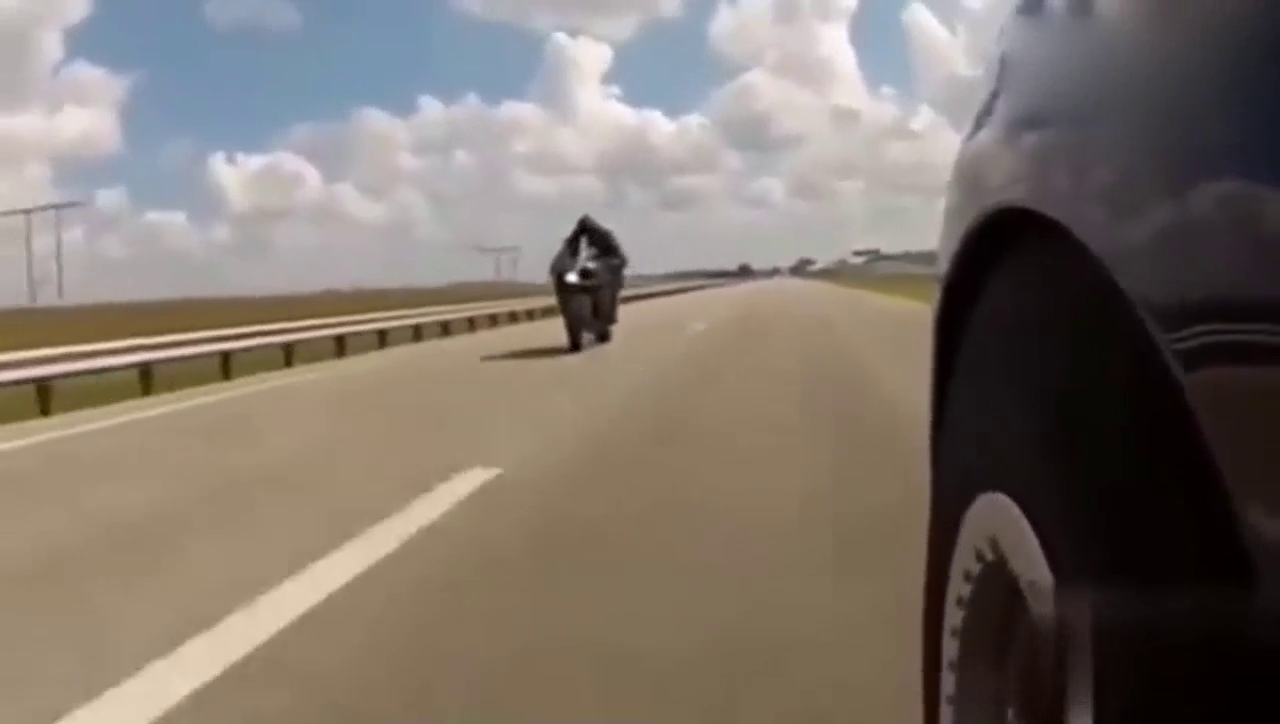 两辆重机与跑车飙车，谁知最后冲出一辆车