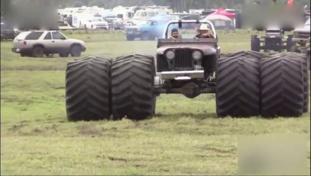 八个轮胎的卡车参加越野比赛，这强大的气势就已经赢了