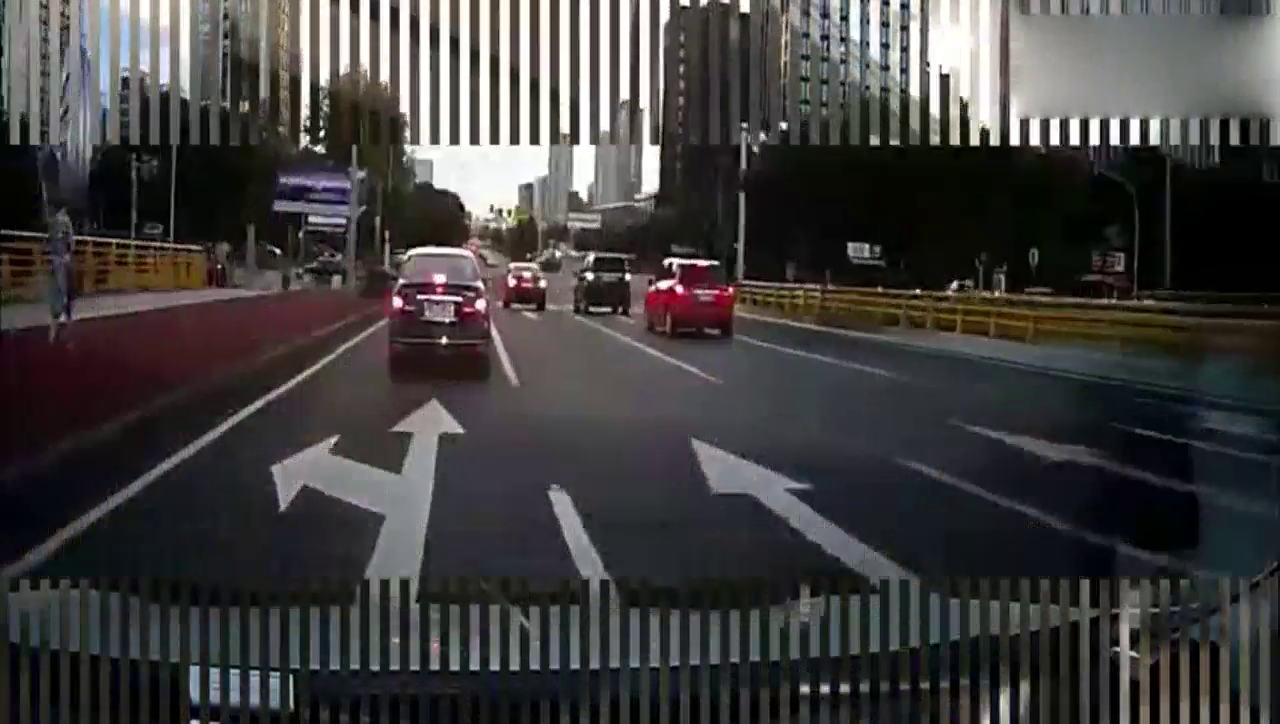 直行电动车和拐弯轿车抢速，谁的责任？