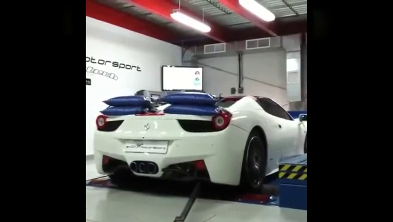 听一下豪华跑车 加油门的咆哮声音