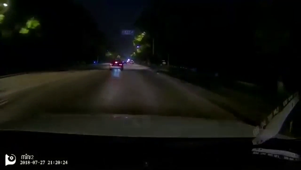 出租车变道没看后面，差点和我来个亲密接触，开车长点心