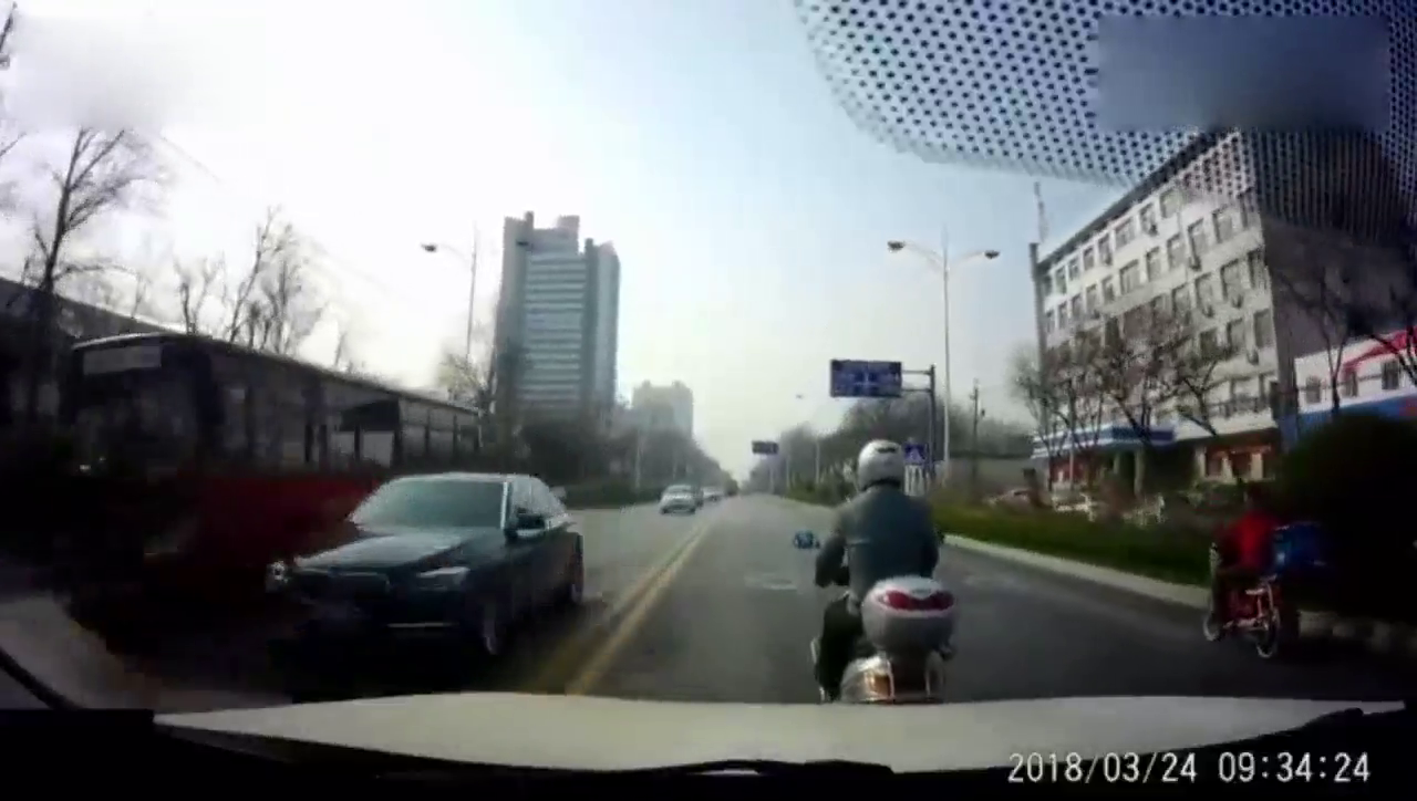 后车疯狂鸣笛警告，电动车司机依旧无动于衷