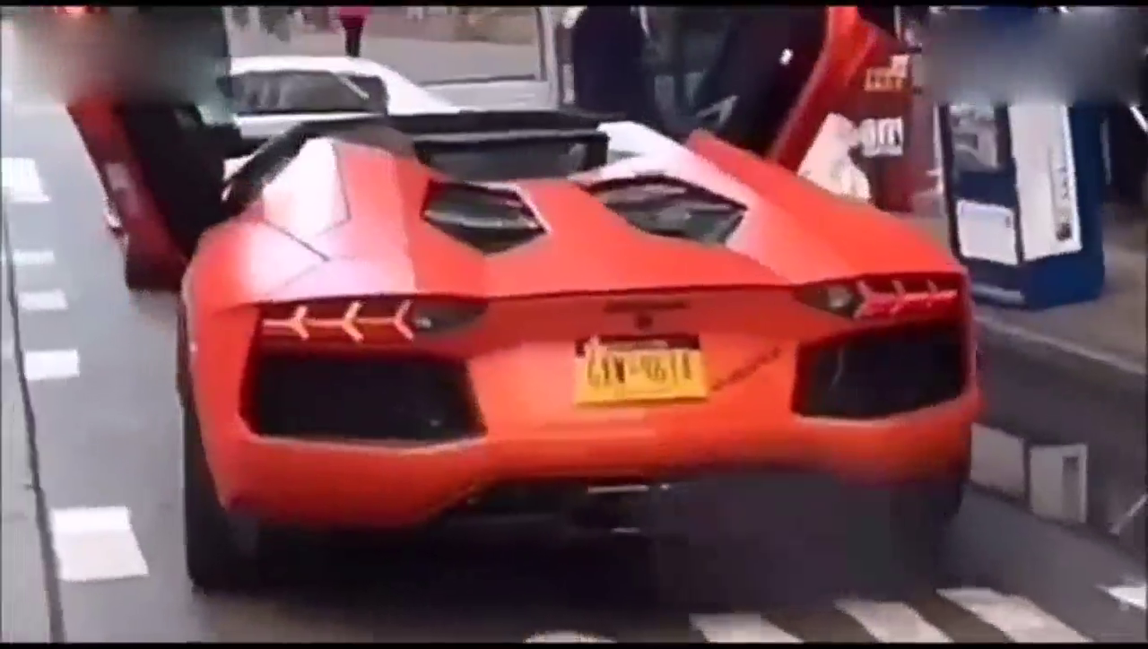 听一听跑车震颤的声浪，看一看跑车喷火的屁股，太帅了