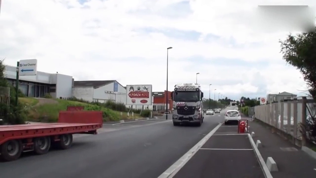 奔驰救援卡车出动，看下是怎么把一辆拖卡给拖走的