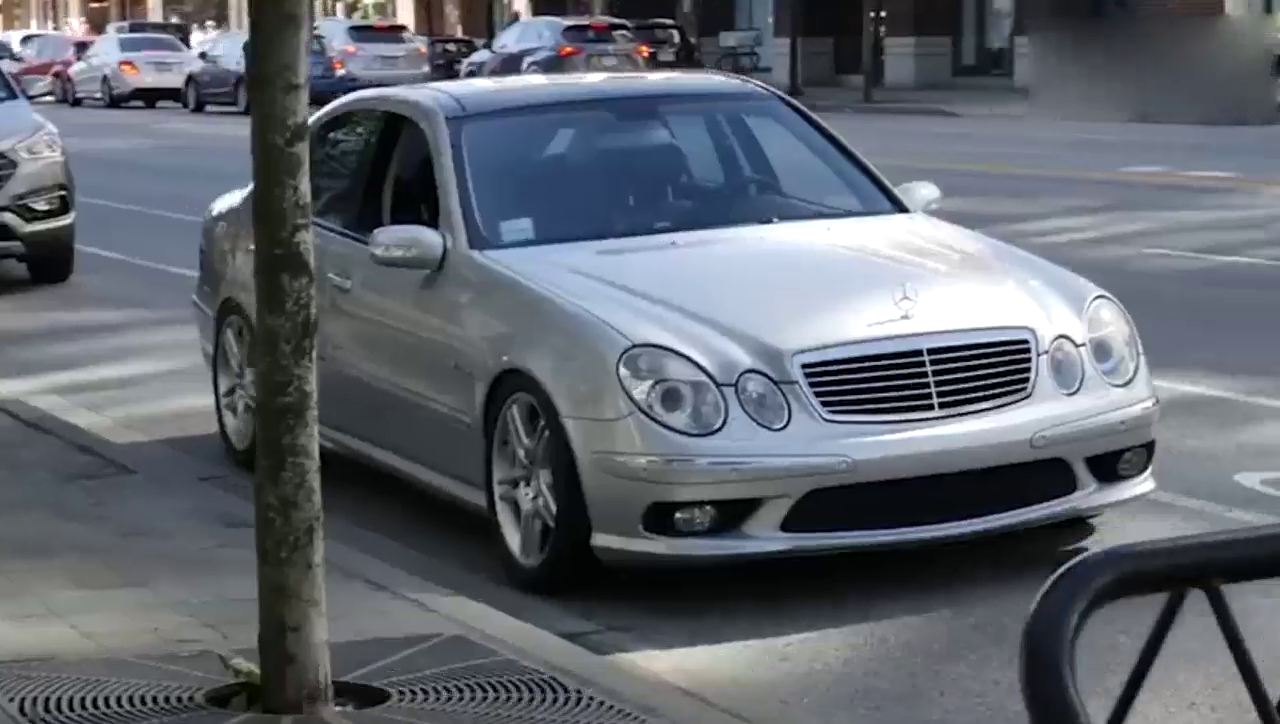 奔驰经典车到底有多结实？土豪用了各种办法才勉强破坏