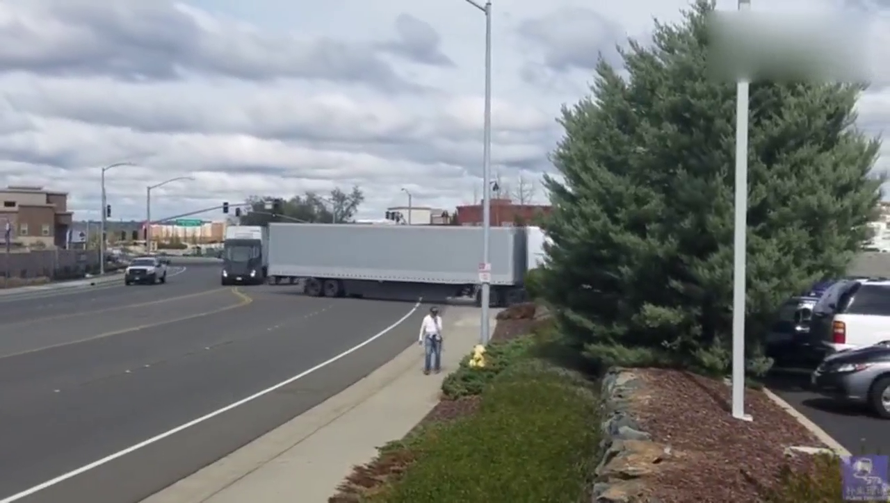 1084马力的特斯拉电动卡车，标载36吨时续航里程805公里