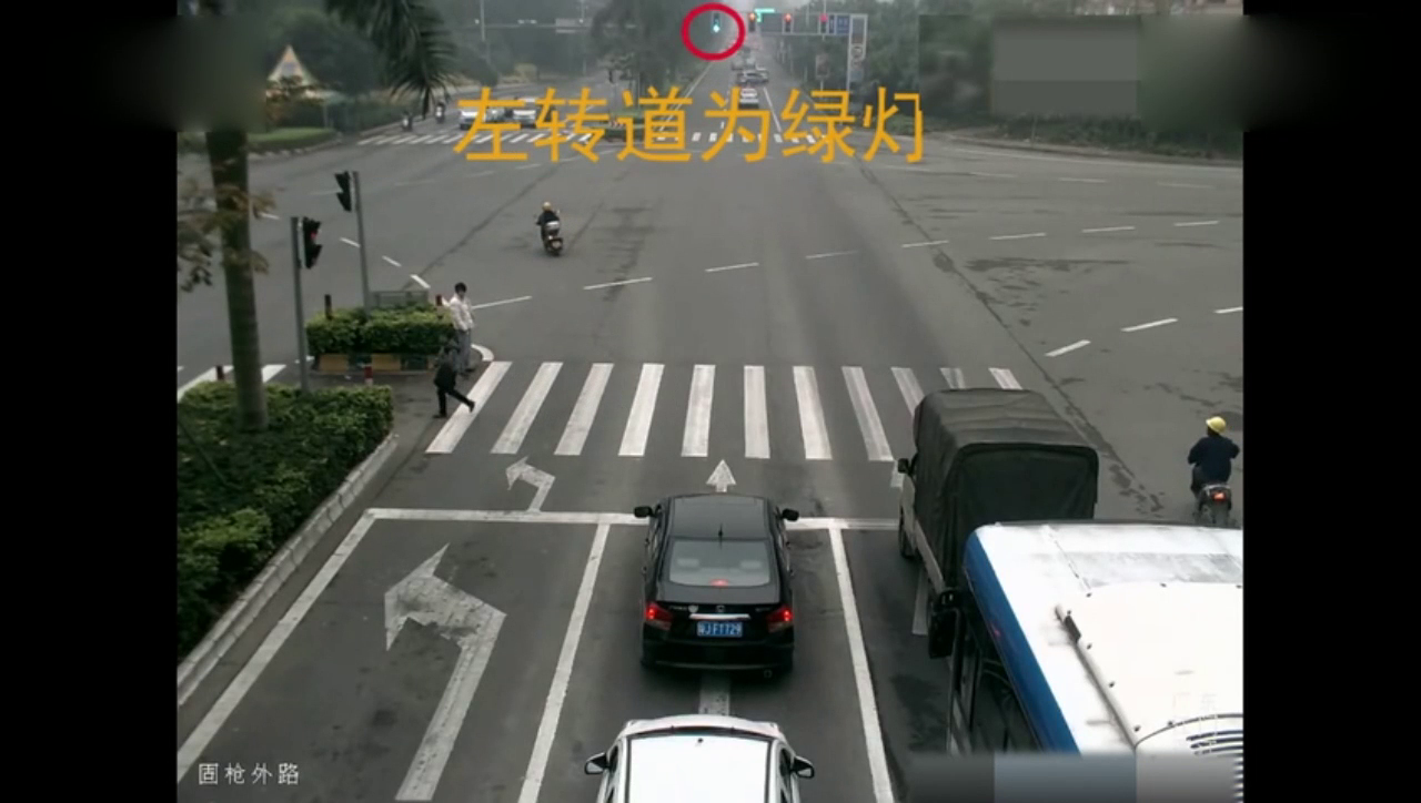 摩托车和电动车发生碰撞，监控还原了事情的真相
