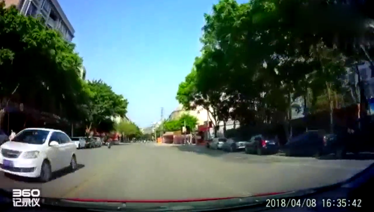 出租车和越野车双双逆行向我冲来，吓得我把方向盘握得更紧了