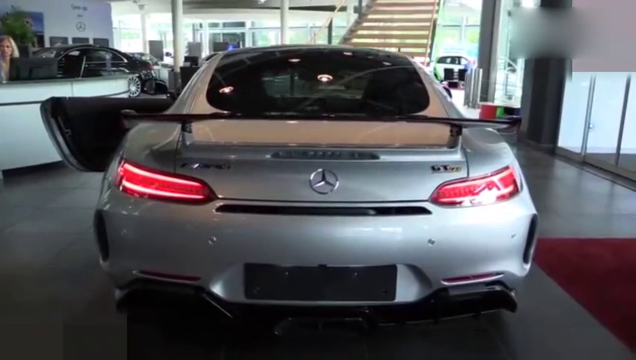 按下钥匙的那一刻，才知道三百万的奔驰顶级跑车有多霸气！