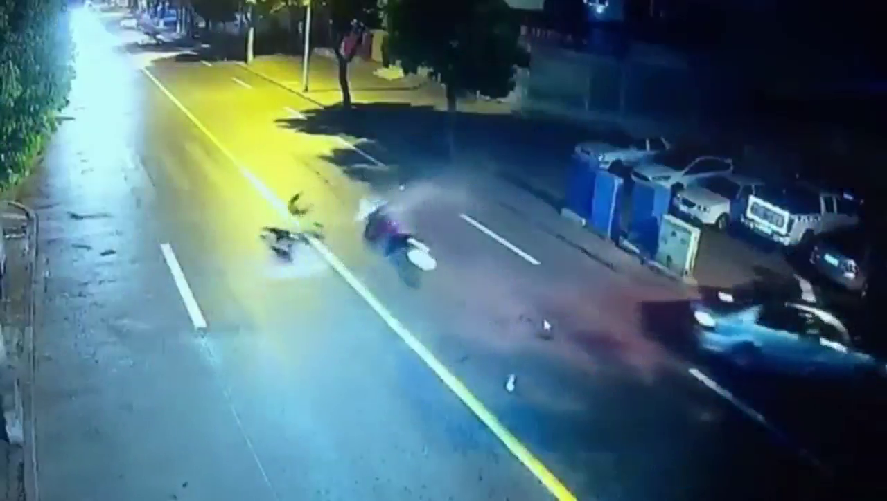 摩托车和出租车发生碰撞，这结局让人没想到