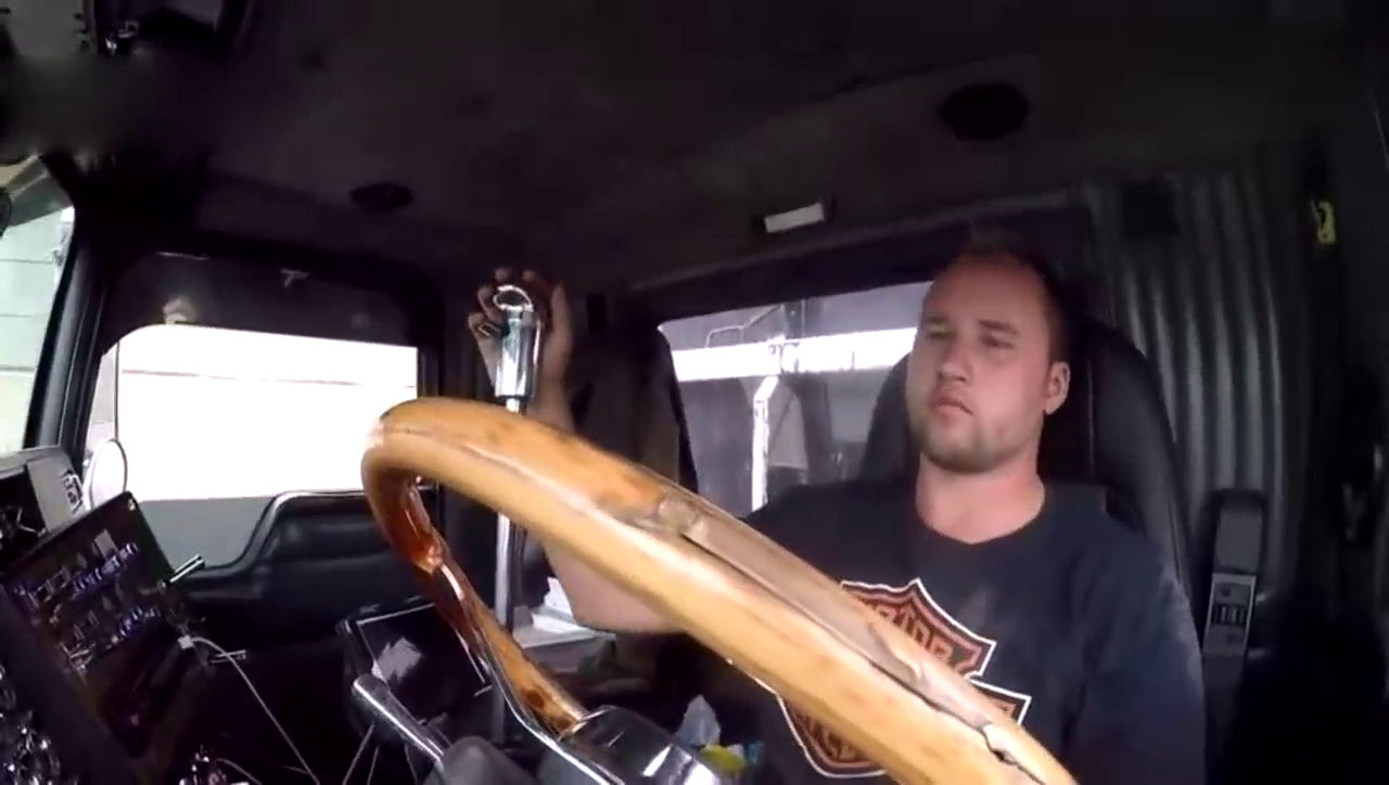 实拍：司机驾驶18档大卡车，这么长的档杆你见过吗