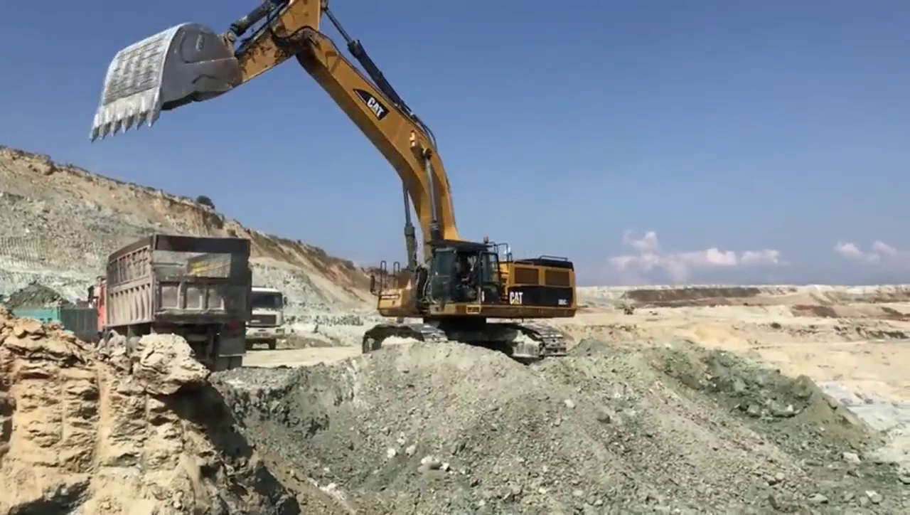 Cat 385C挖掘机装载卡车