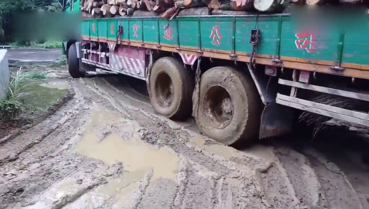 伐木卡车在泥路上漂移前进，这技术
