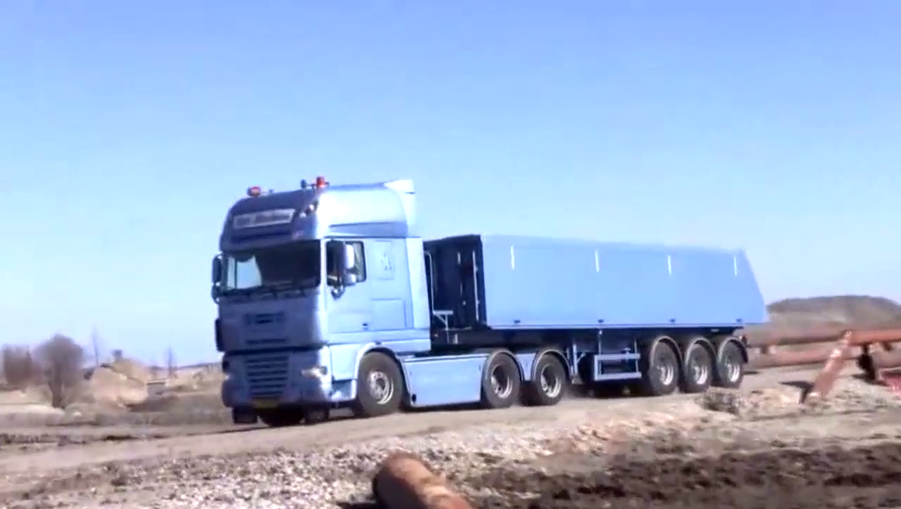 实拍：运送渣土的卡车是怎样卸车的