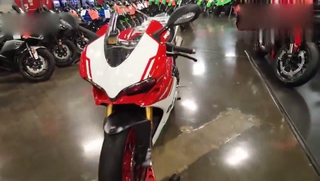 实拍车行里的杜卡迪旗舰跑车，光看着都是一种享受！