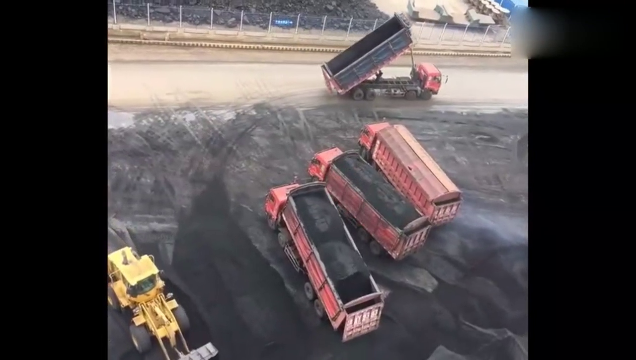 从高楼看几十吨的卡车感觉很渺小