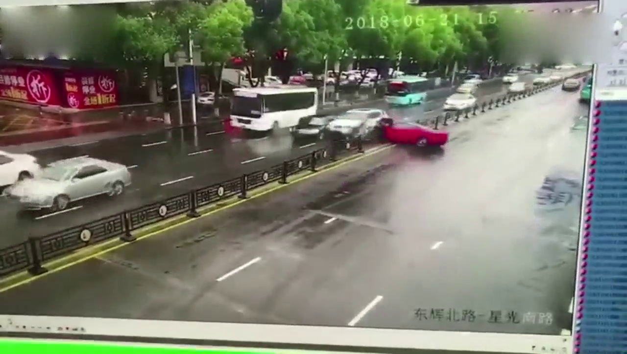 有钱人的碰碰车，跑车路上连撞数车