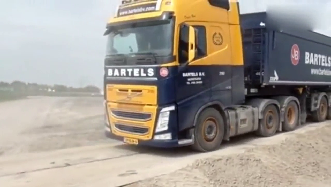 国外工地实拍，沃尔沃重型卡车自卸车一气呵成