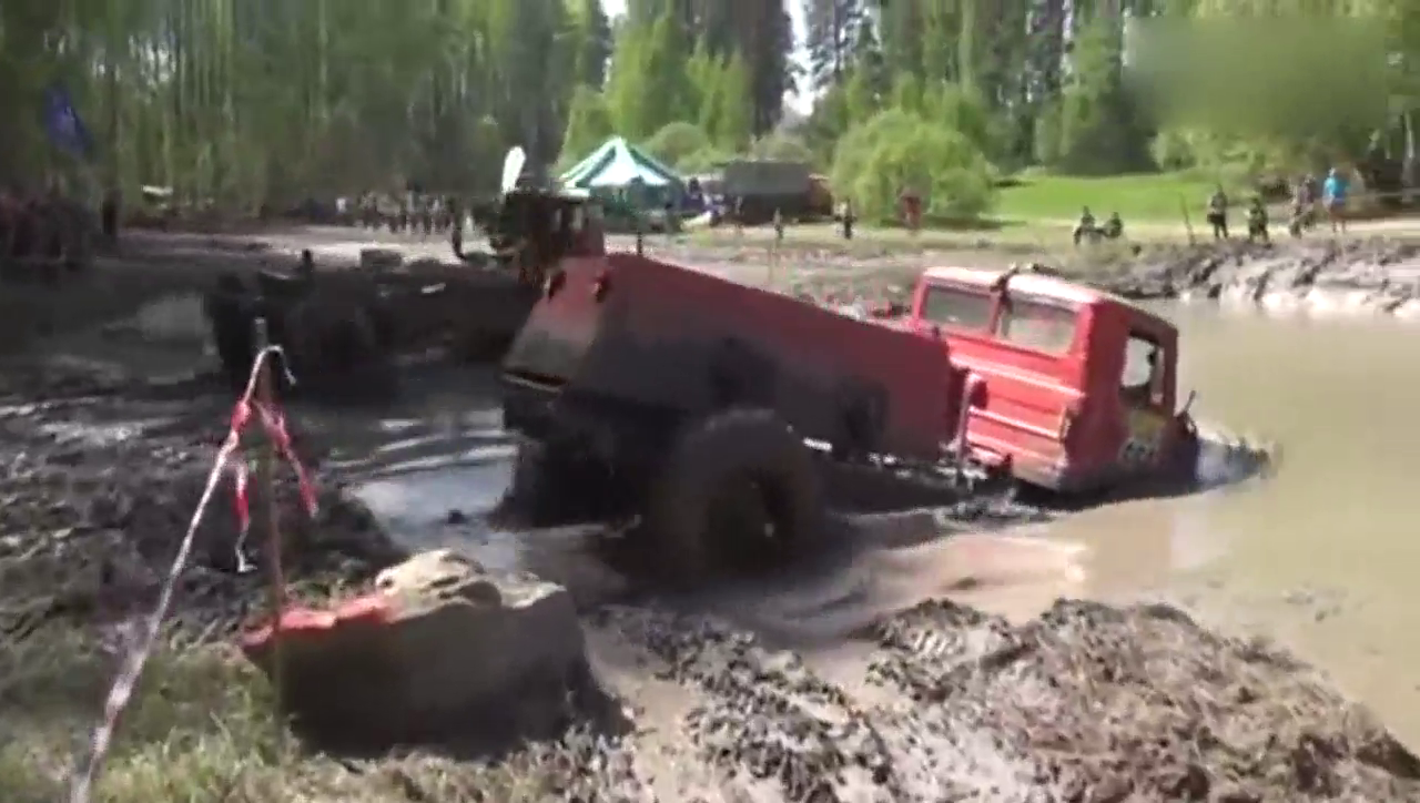 泥地越野，卡车上坡时差点翻车