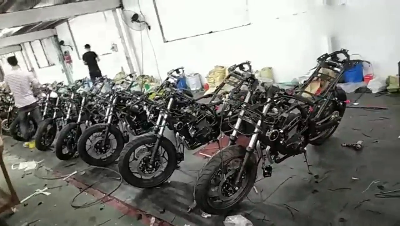实拍：地平线摩托车跑车装配车间