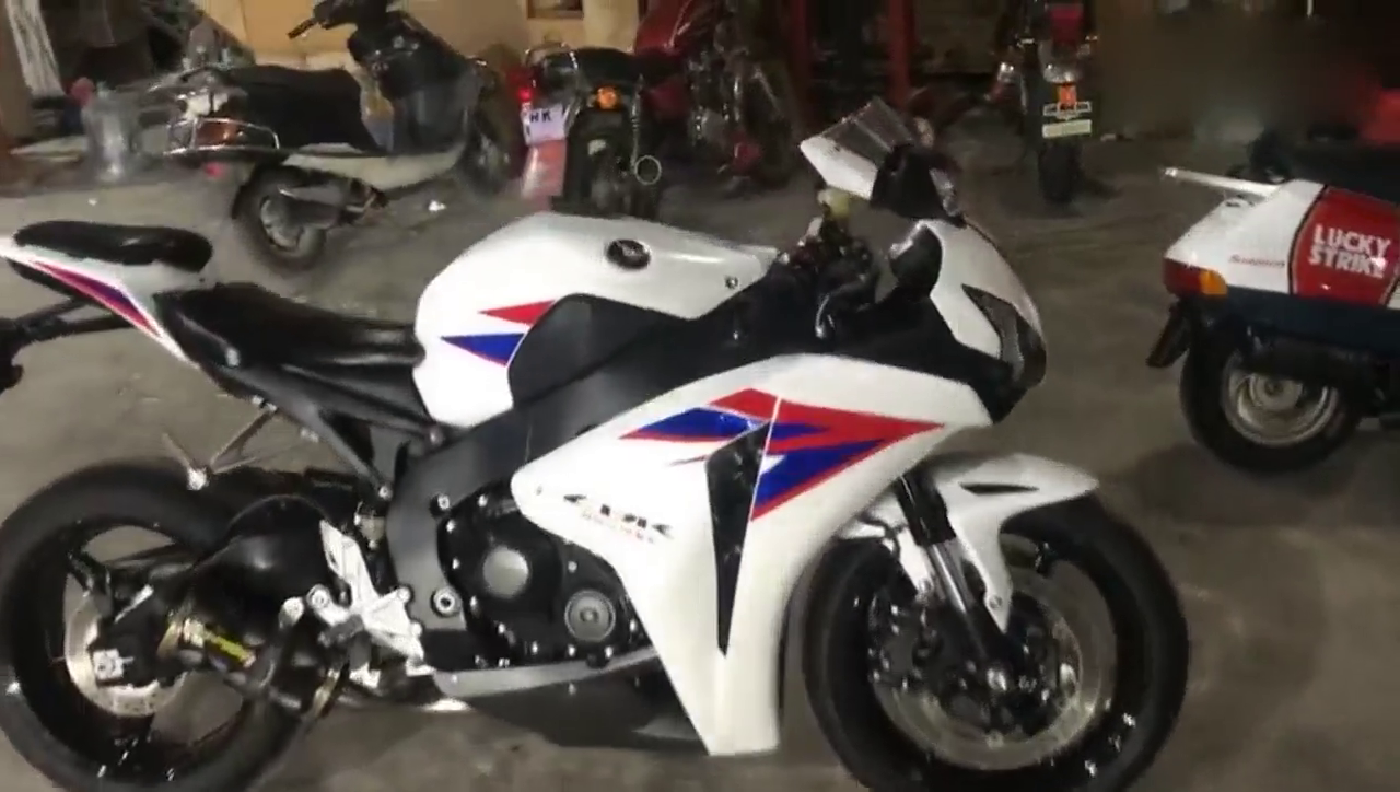实拍：公升级跑车本田CBR1000试车