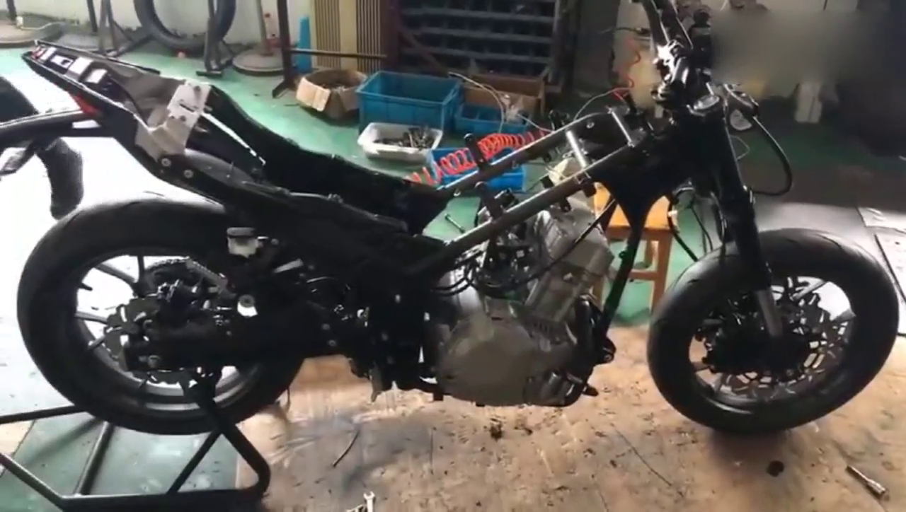 实拍：嘉爵水冷450跑车生产过程！