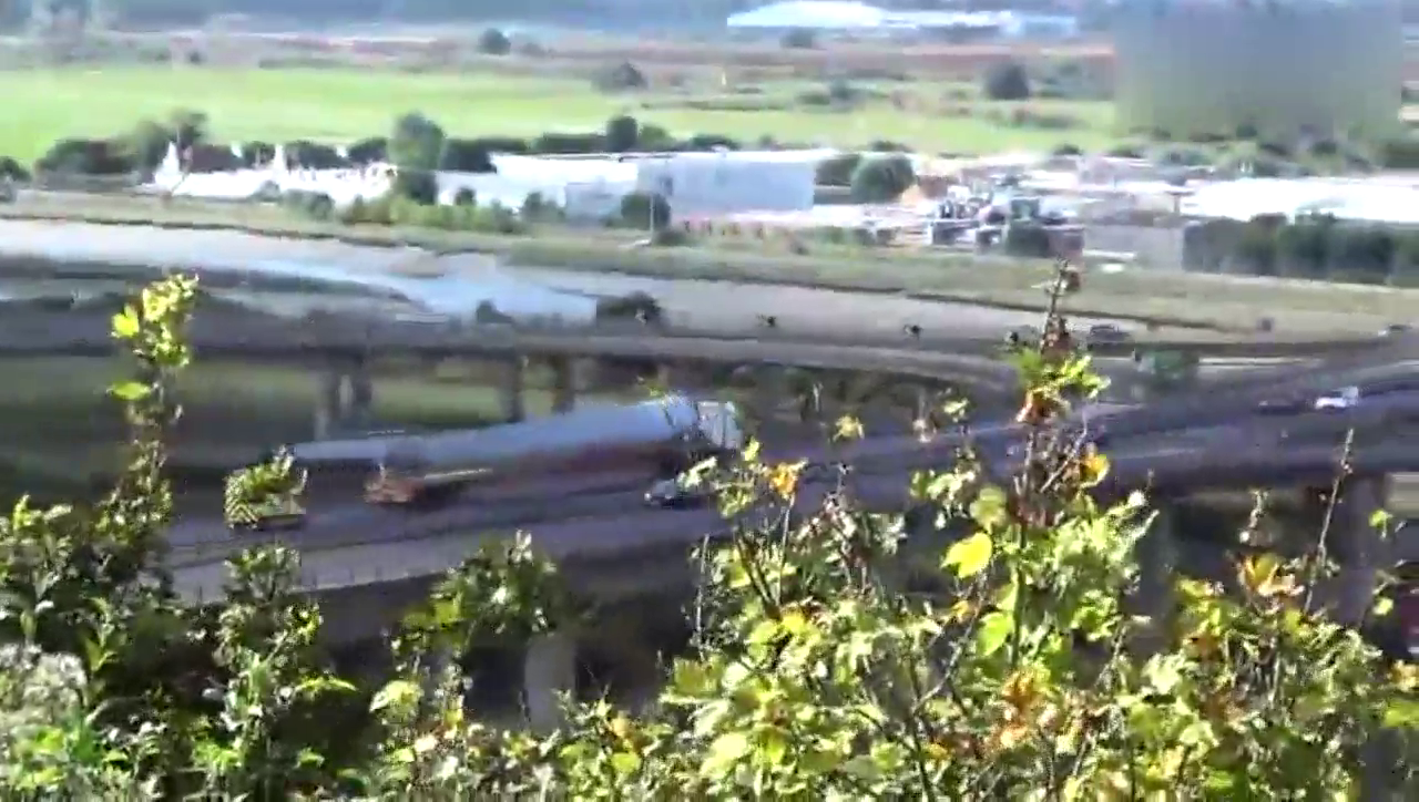 实拍卡车运输风力发电机叶片，司机技术牛逼