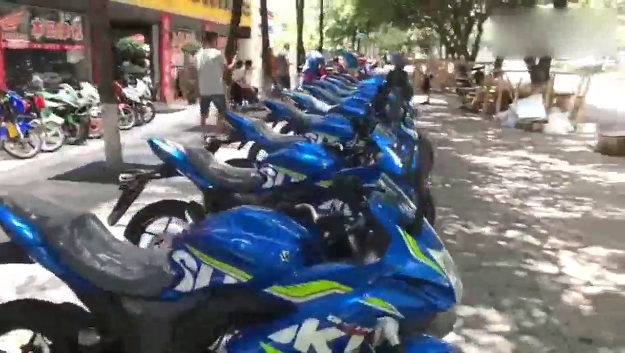 实拍：小排量钢炮铃木155小跑车