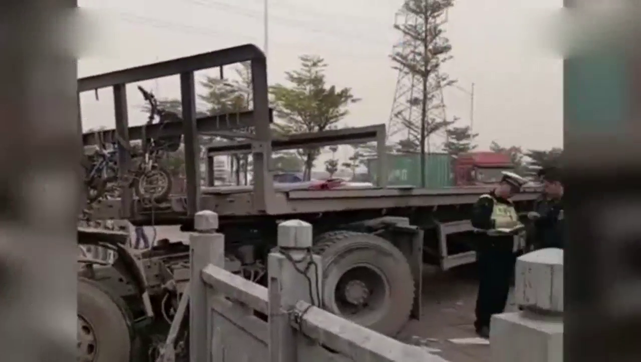 突然出现的一辆卡车