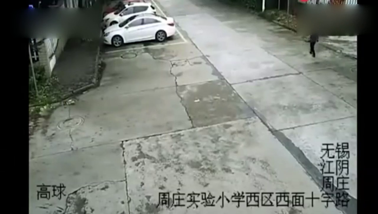 监控拍下一女子骑电动车，拐弯不看路撞上一辆红色轿车！