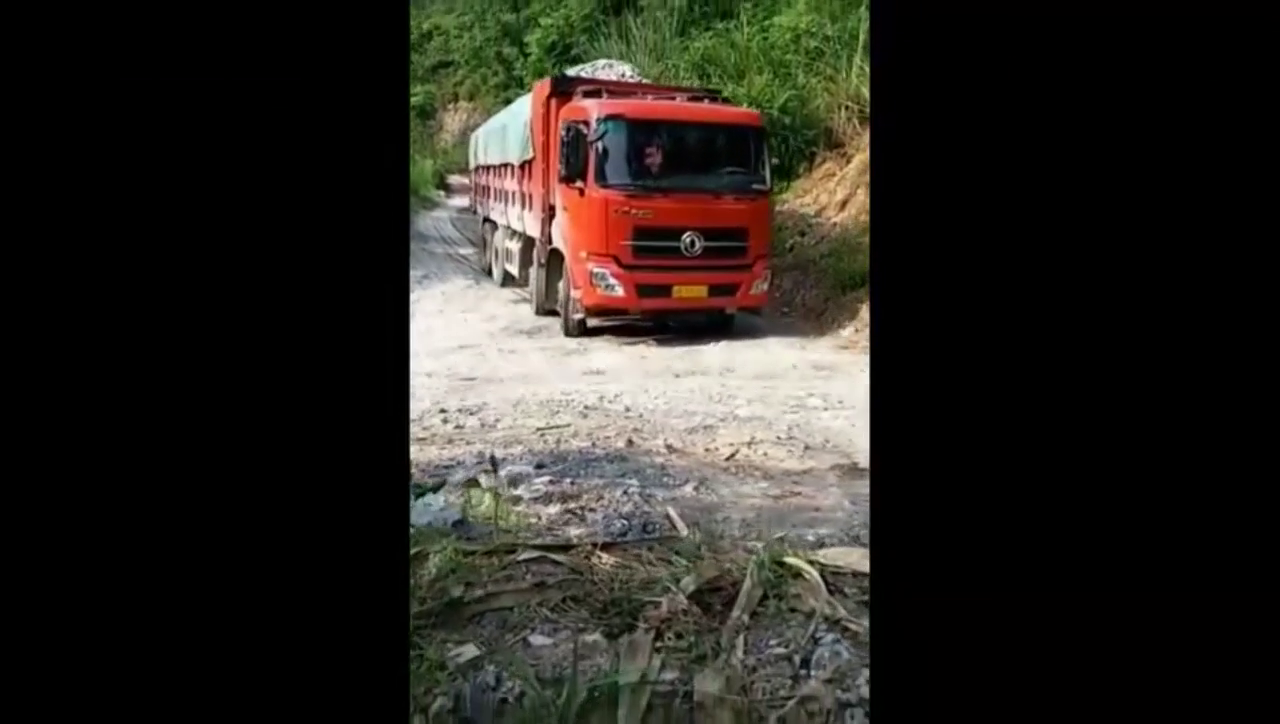 看卡车在这里调了半天的头都没有调过来