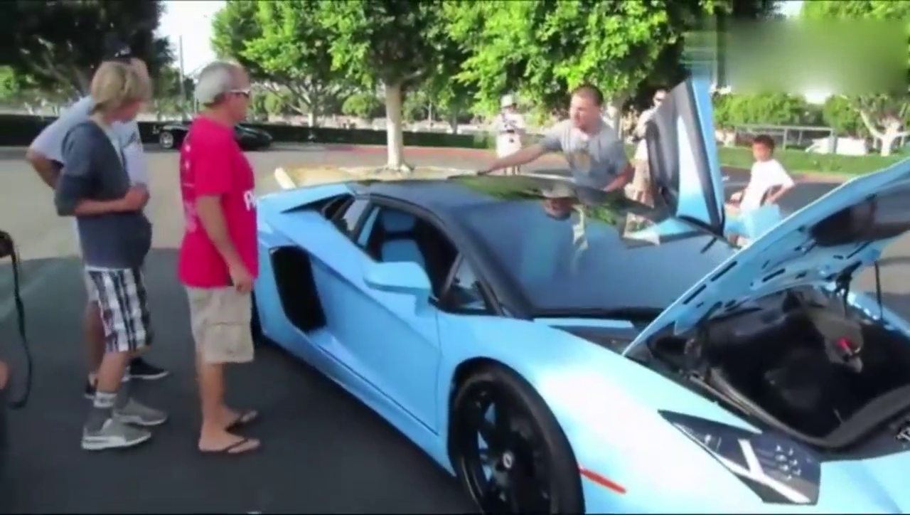 路上遇到一辆800万的兰博基尼，看它变身敞篷跑车后路人蒙圈了
