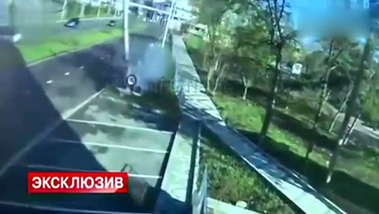 监控实拍：跑车170公里时速撞上电线杆，瞬间化为碎片