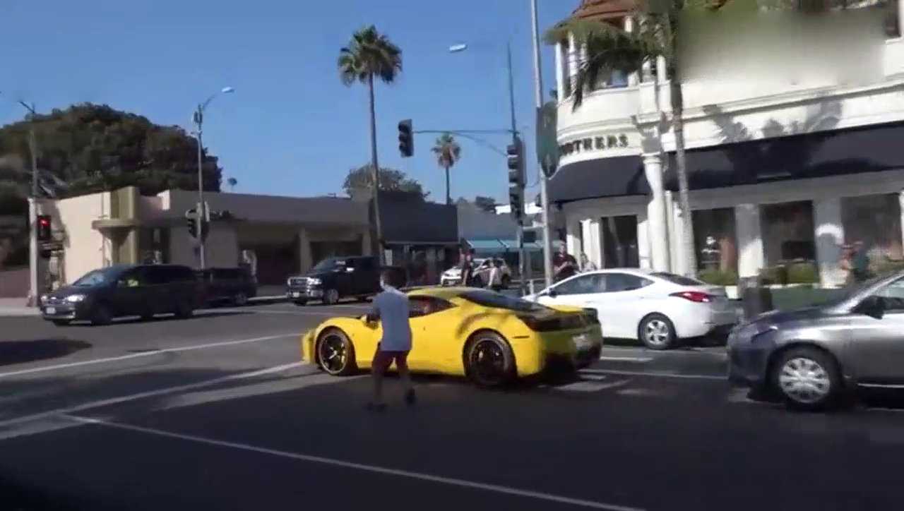 看到了梦寐以求的超级跑车，实在控制不了自己的情绪了！