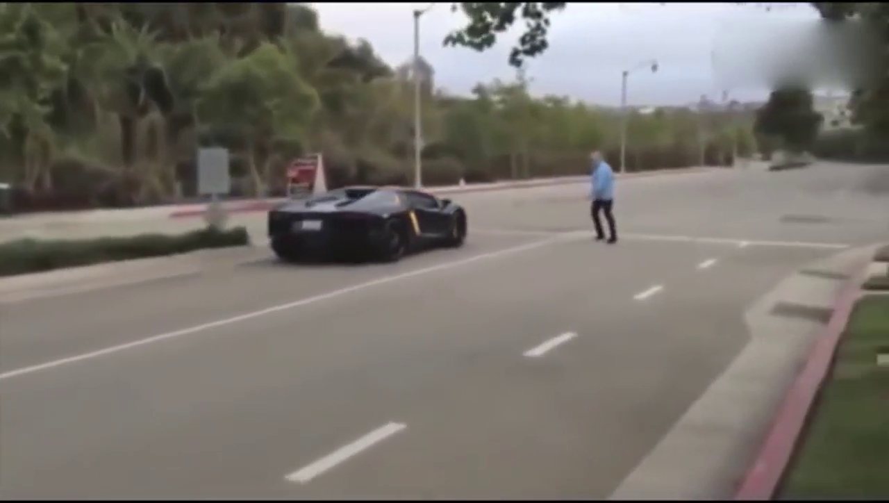 路人看到兰博基尼跑车，竟然用石头打，车主这样回应