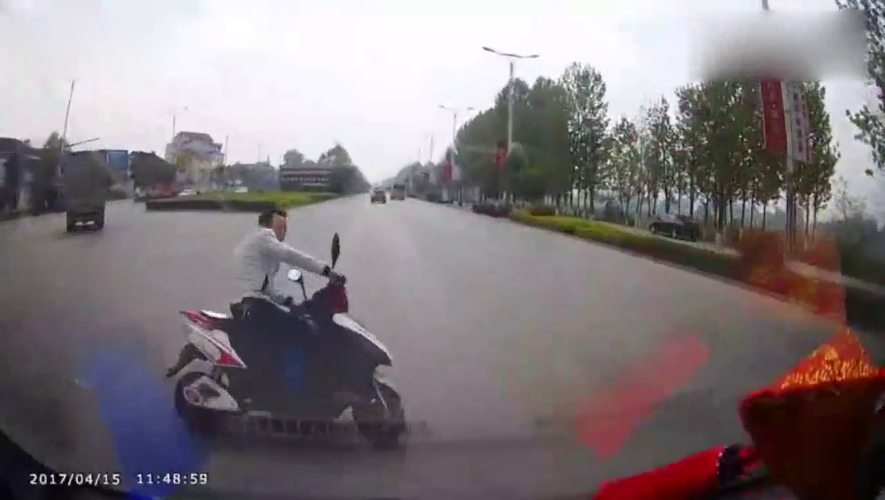 路口遇到电动车横行，还好我反应及时刹住了