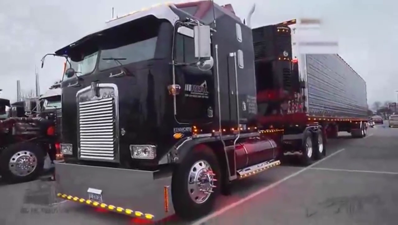 实拍擎天柱，大型沃尔沃卡车，全方位拍摄