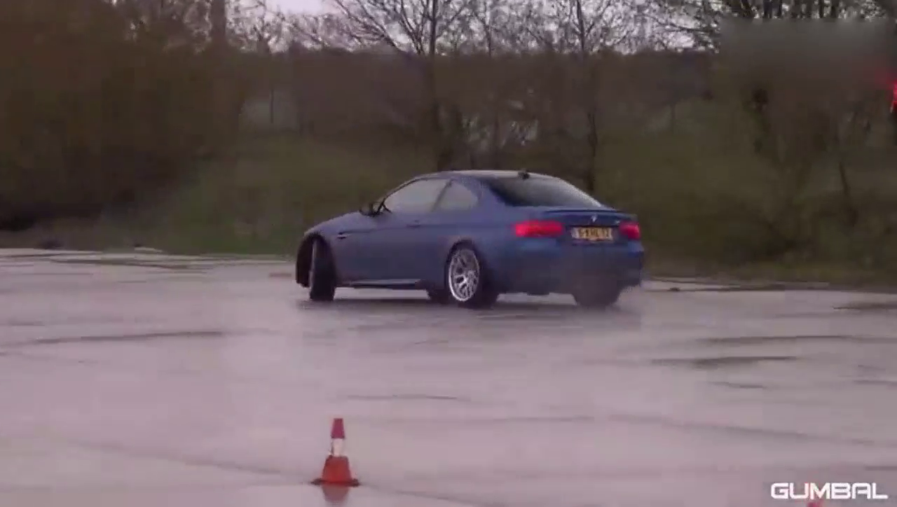 宝马跑车遛圈玩，副驾驶人都要被摔懵了！