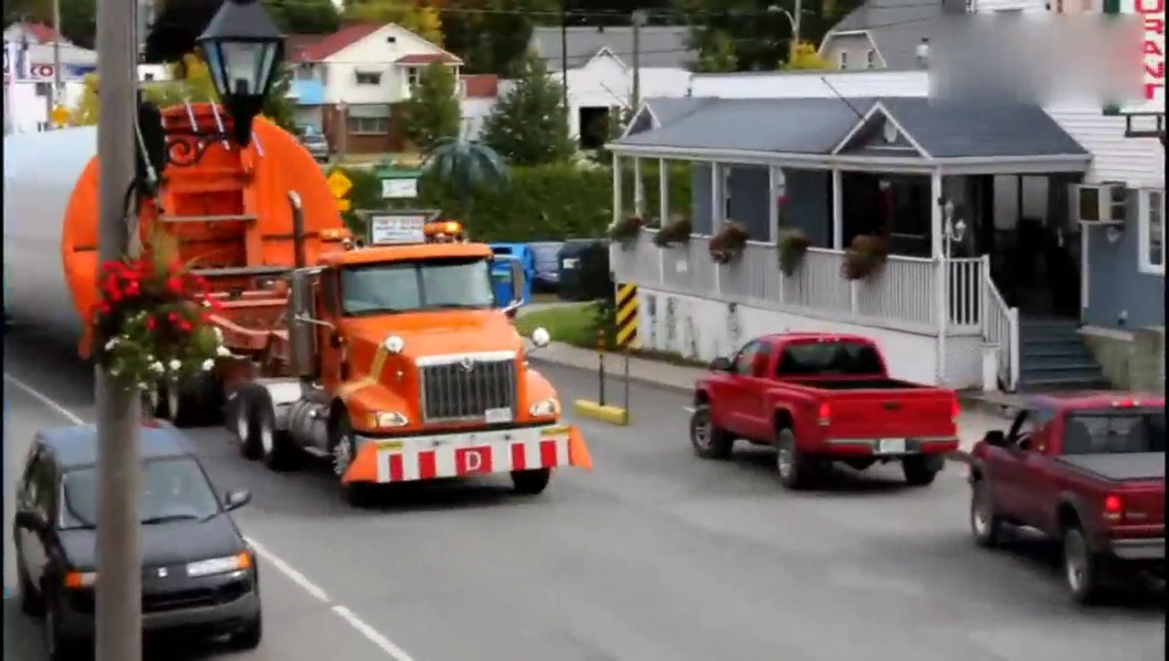 巨大的风力涡轮机——超大型载重卡车