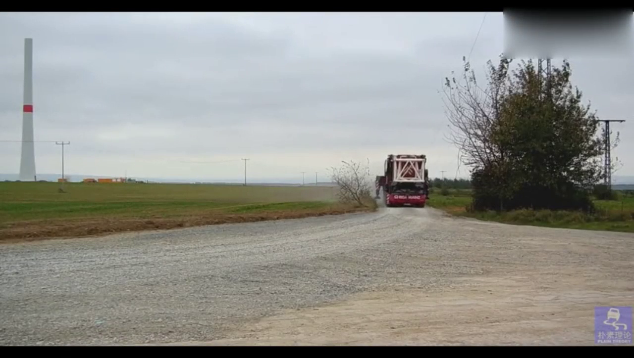 巨大的利勃海尔LTM1750吊车转场，得用好几辆卡车运附件