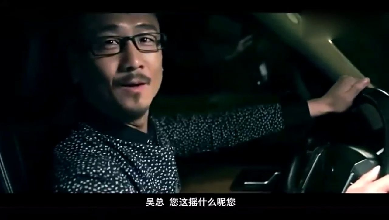 司机开的路虎被开跑车的超越，老板一眼就看到对方是个美女