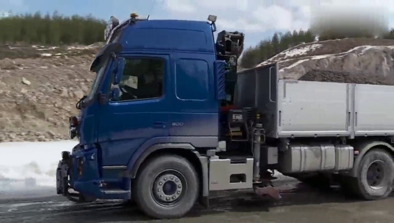 为木材卡车铺设道路