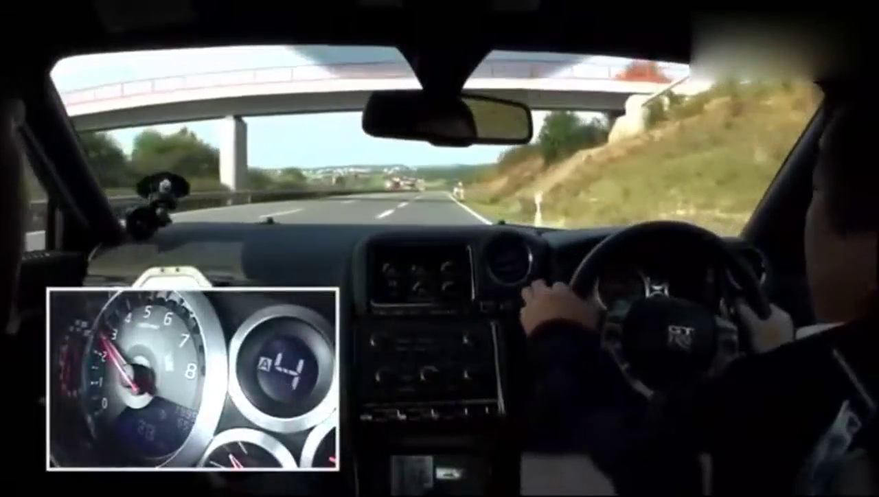 为什么200万的GTR敢挑战500万的跑车，看到加速你就知道