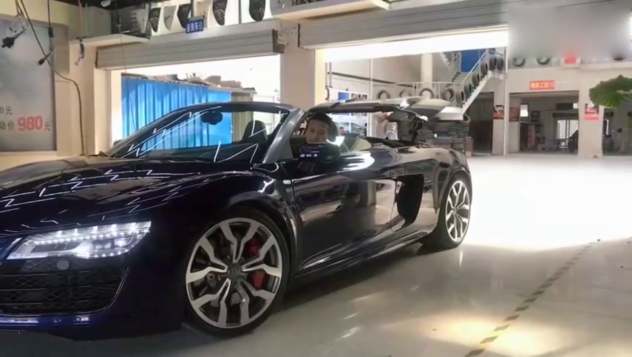 奥迪R8跑车，打开敞篷后更拉风