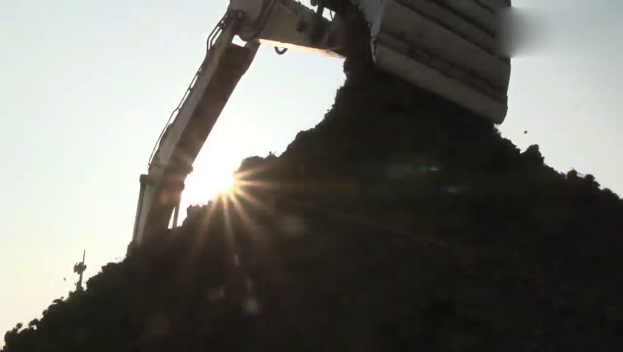 梅赛德斯大卡车运输和卸载木材