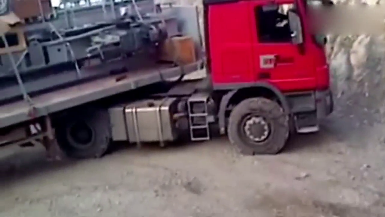 极端卡车在高山地区运输